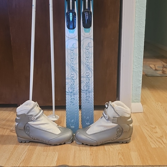 Cross Country Skis, Rossignol LLBean edition size 160, with alloy poles and boot - Picture 4 of 12